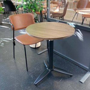 Massiv ekträbordsskiva, tobaksbetsad rund